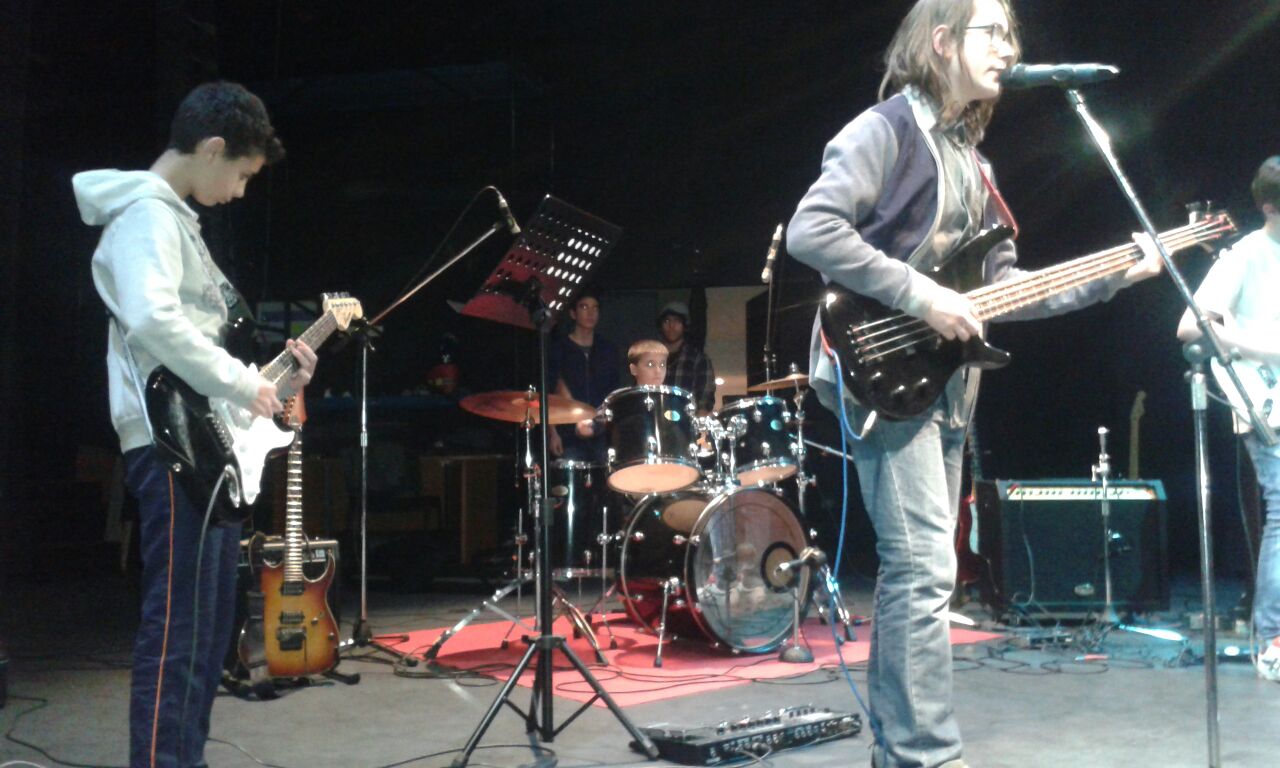 Algunos de los jóvenes músicos durante el concierto.